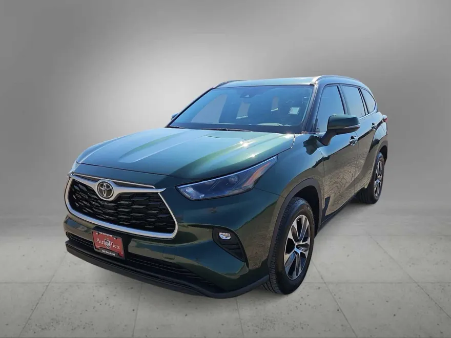 2023 Toyota Highlander XLE photo 1