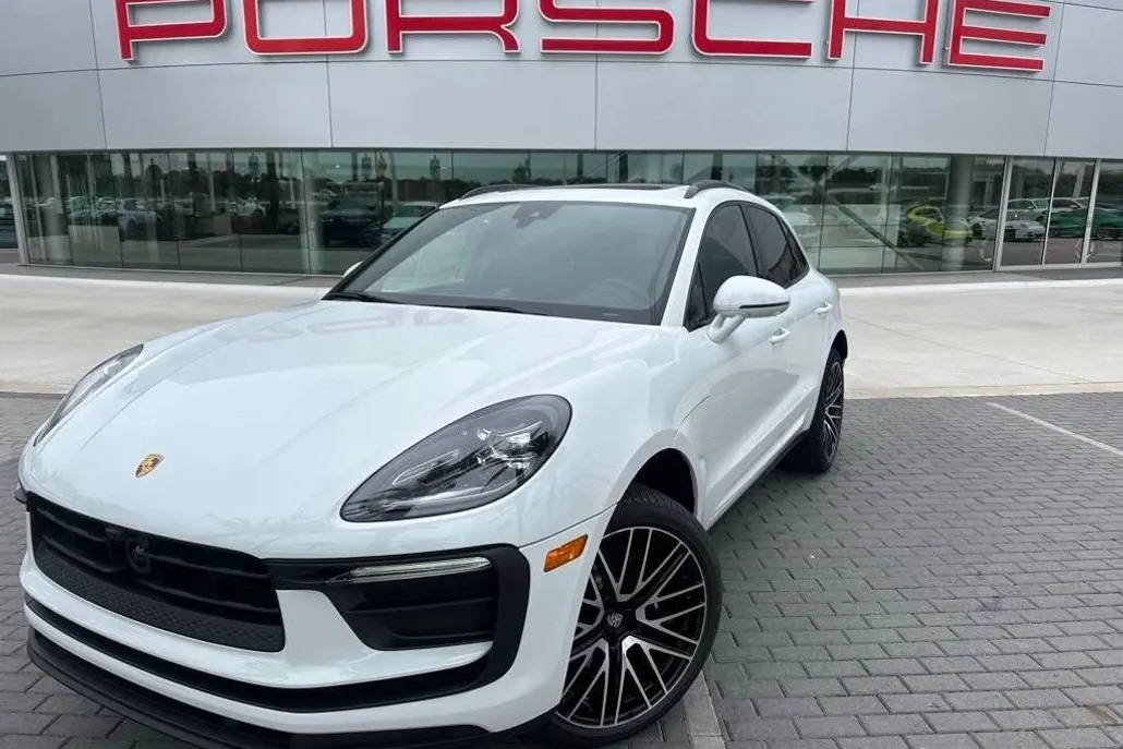 2025 Porsche Macan T photo 1