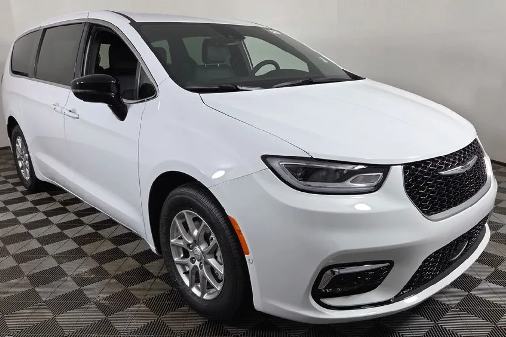 2025 Chrysler Pacifica photo 1