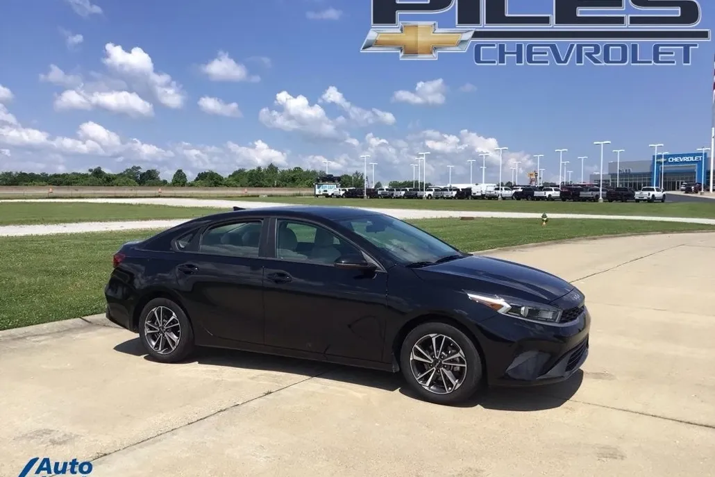 2023 Kia Forte LXS photo 1
