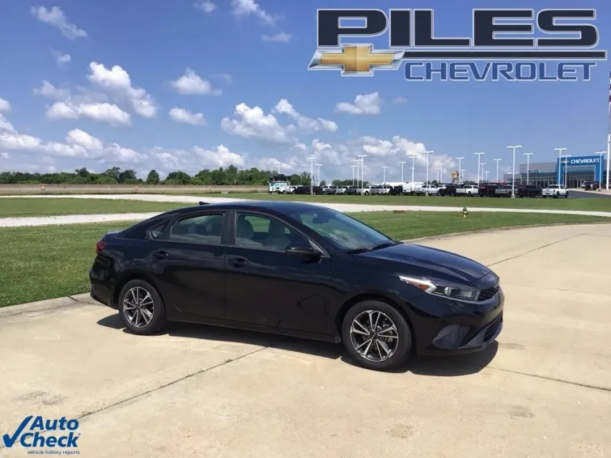 2023 Kia Forte LXS photo 1