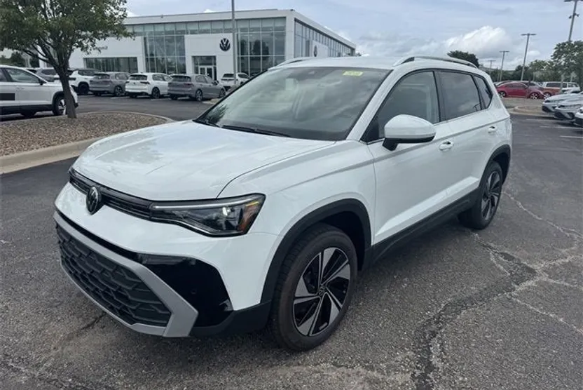 2025 Volkswagen Taos SE photo 1