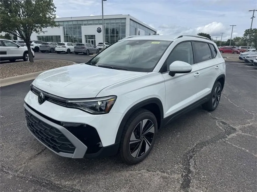 2025 Volkswagen Taos SE photo 1
