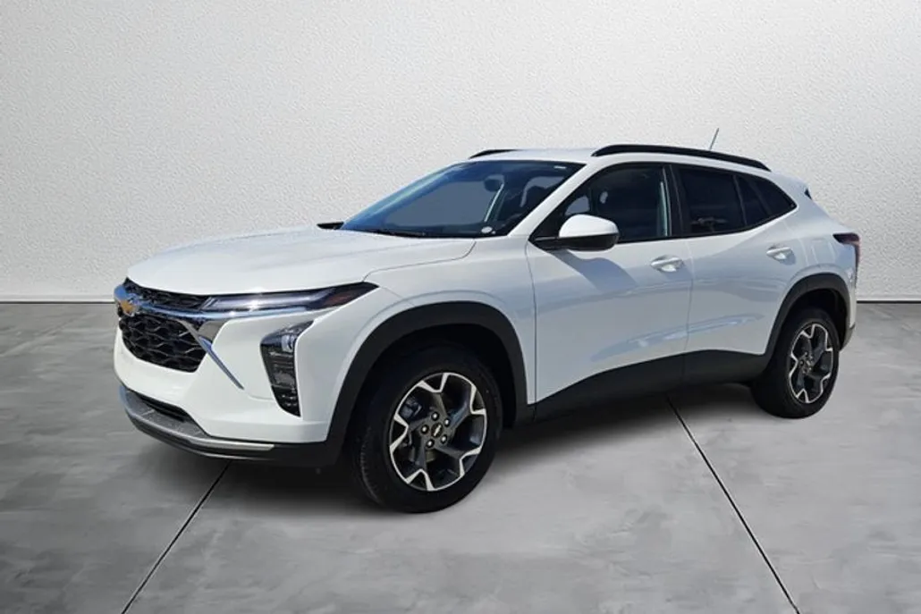 2025 Chevrolet Trax LT photo 1