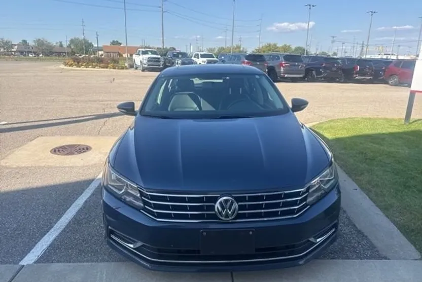 2019 Volkswagen Passat 2.0T Wolfsburg Edition photo 1