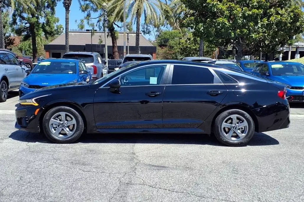 2022 Kia K5 LXS photo 1