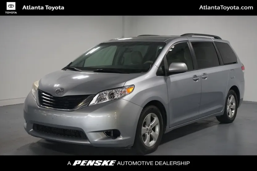 2013 Toyota Sienna LE photo 1