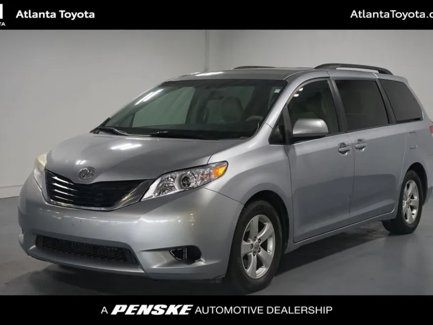 2013 Toyota Sienna LE photo 1