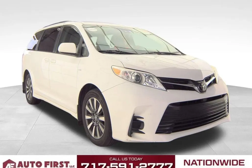 2018 Toyota Sienna LE photo 1