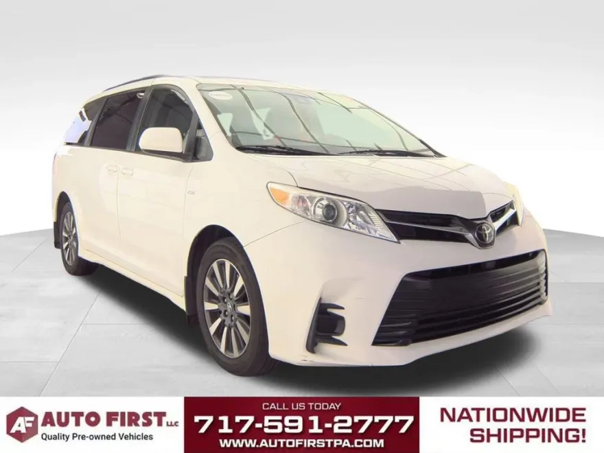 2018 Toyota Sienna LE photo 1