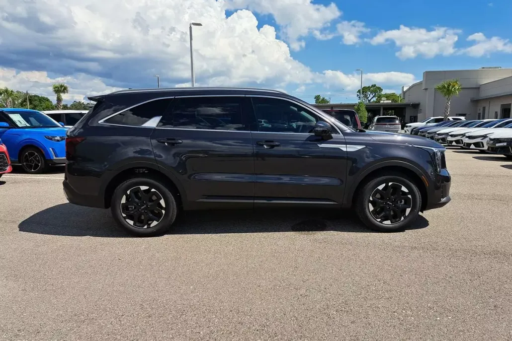 2025 Kia Sorento S photo 1