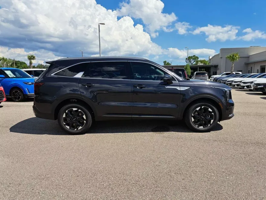 2025 Kia Sorento S photo 1