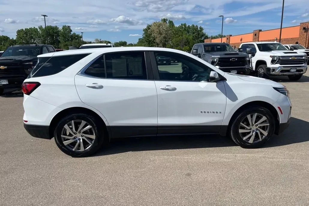 2023 Chevrolet Equinox LT photo 1