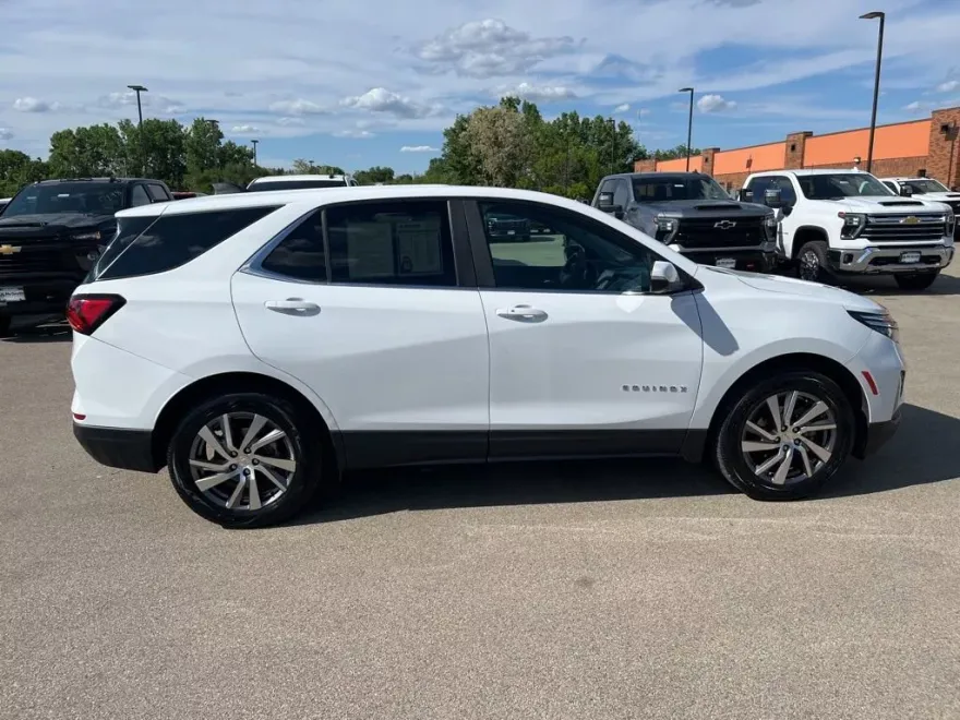 2023 Chevrolet Equinox LT photo 1