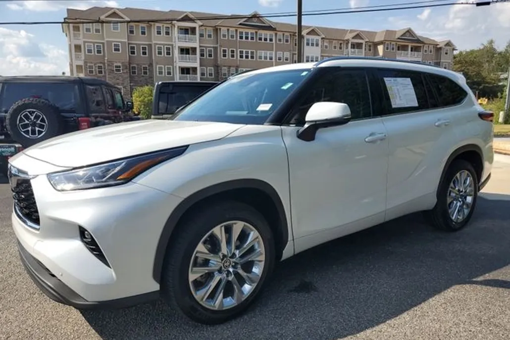 2023 Toyota Highlander XLE photo 1