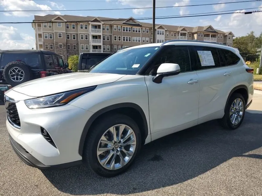 2023 Toyota Highlander XLE photo 1