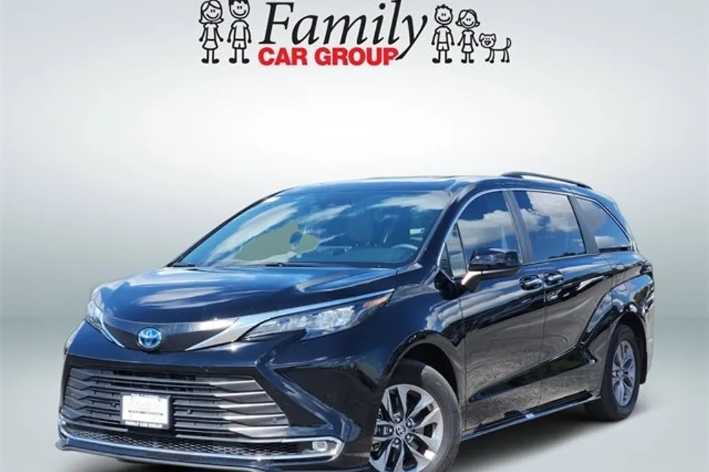 2024 Toyota Sienna XLE photo 1