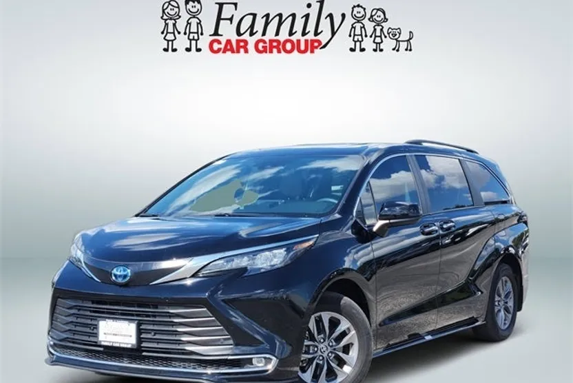 2024 Toyota Sienna XLE photo 1