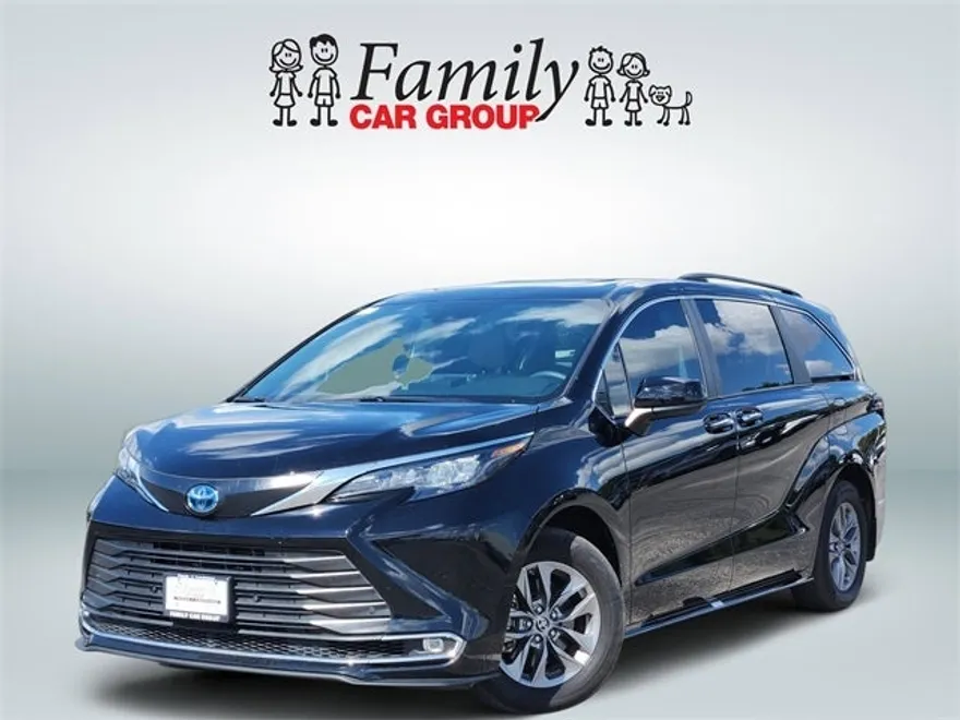 2024 Toyota Sienna XLE photo 1