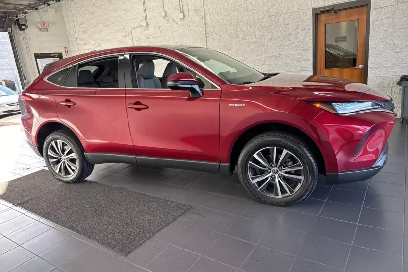 2021 Toyota Venza LE photo 1