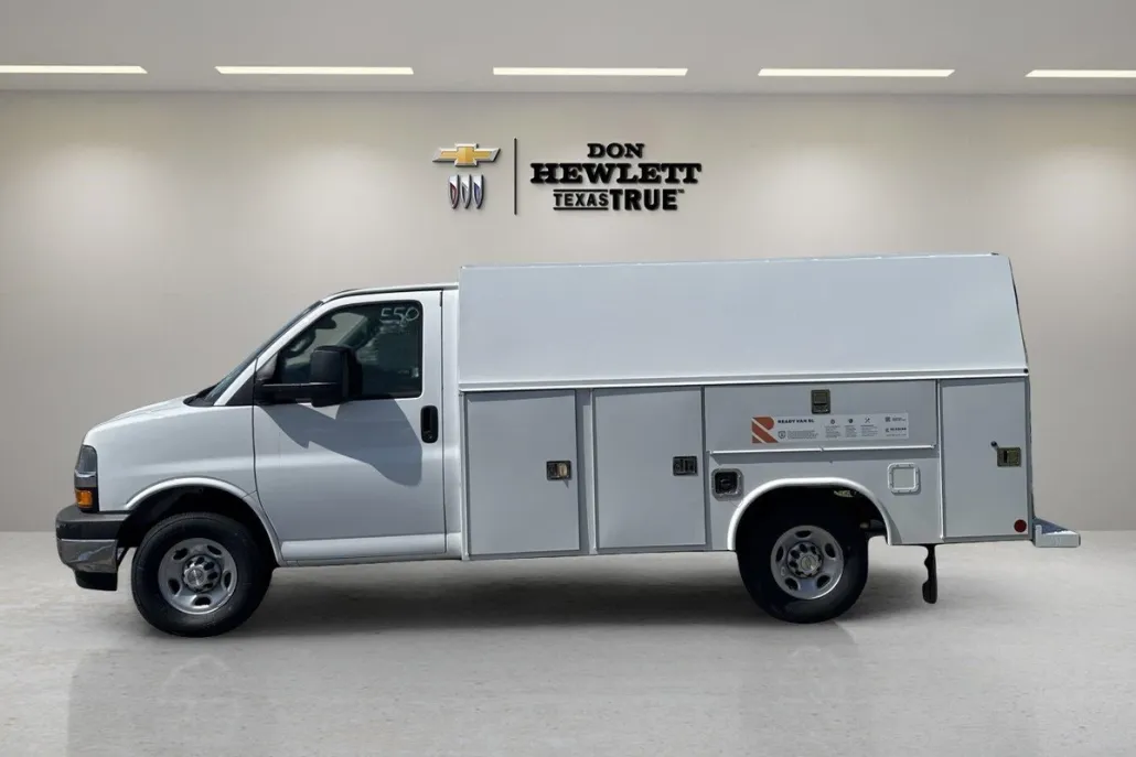 2025 Chevrolet Express Cutaway 3500 photo 1