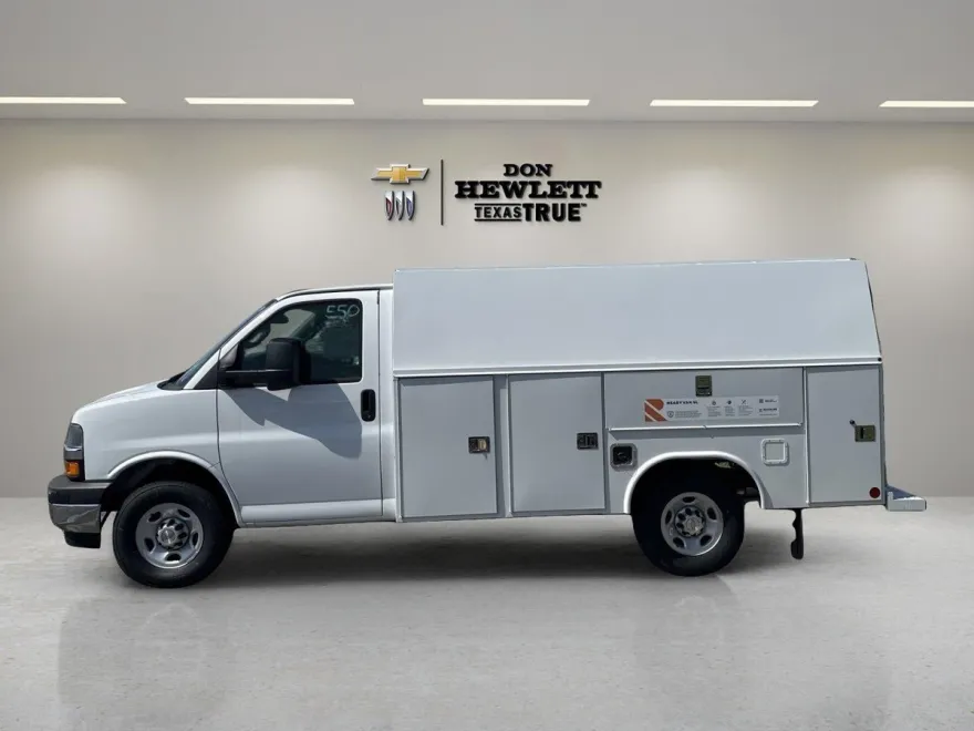2025 Chevrolet Express Cutaway 3500 photo 1