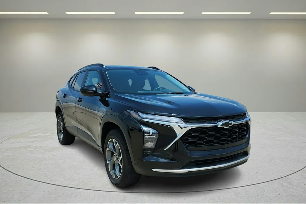 2024 Chevrolet Trax LT photo 1