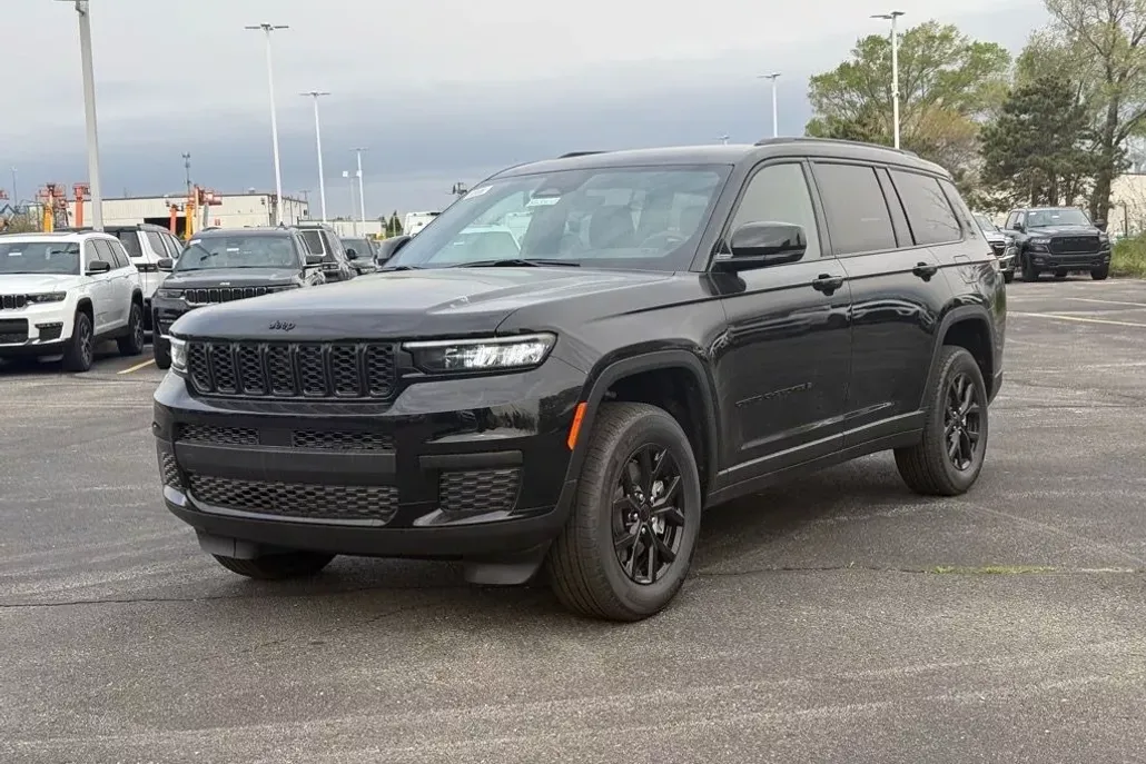 2025 Jeep Grand Cherokee Laredo Altitude photo 1