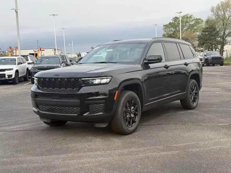2025 Jeep Grand Cherokee Laredo Altitude photo 1
