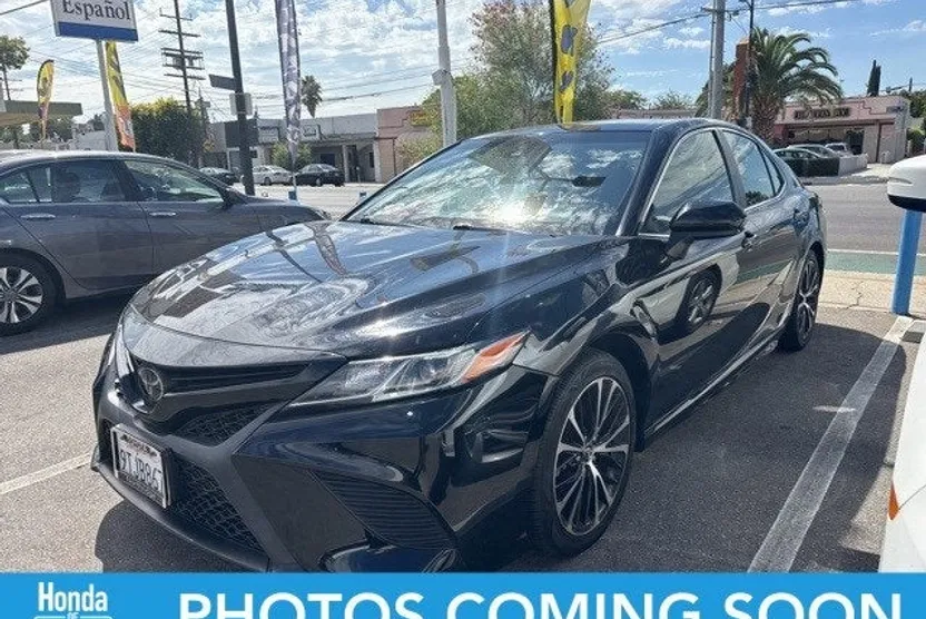 2018 Toyota Camry SE photo 1