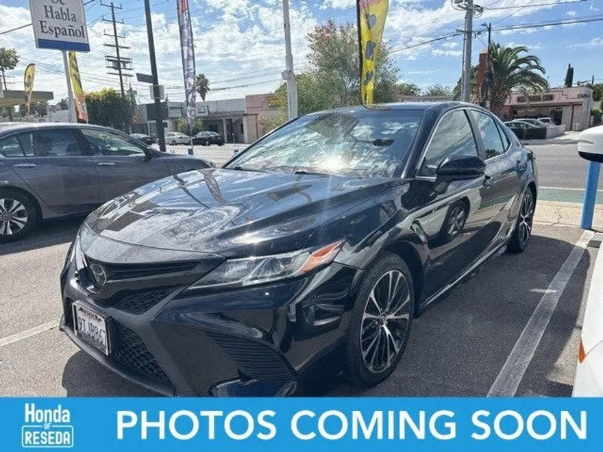 2018 Toyota Camry SE photo 1
