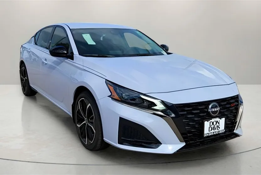 2025 Nissan Altima SR photo 1