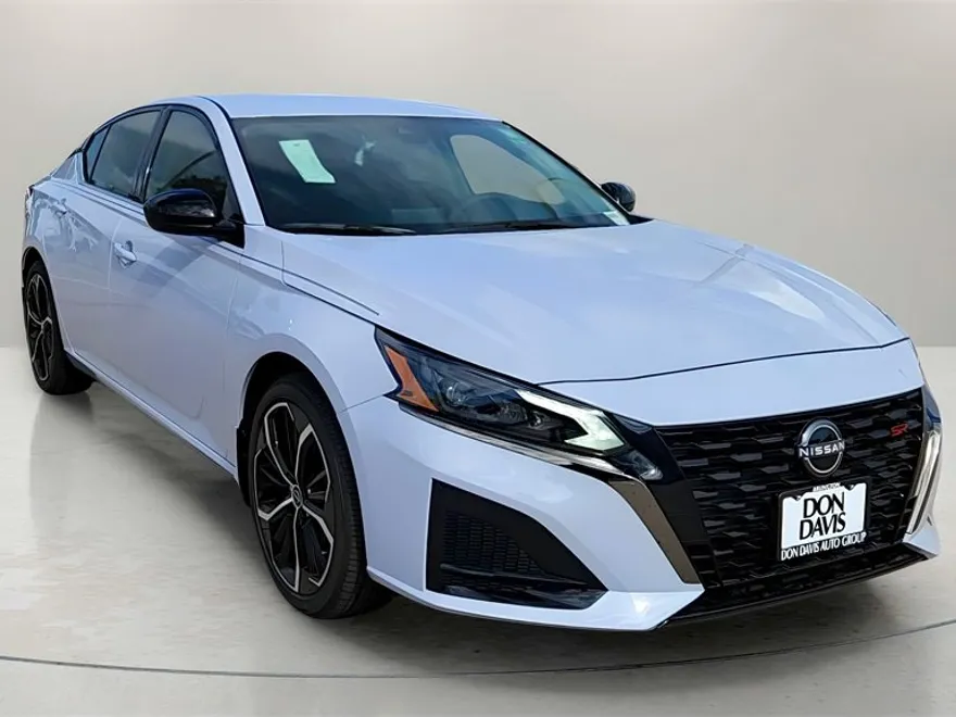 2025 Nissan Altima SR photo 1