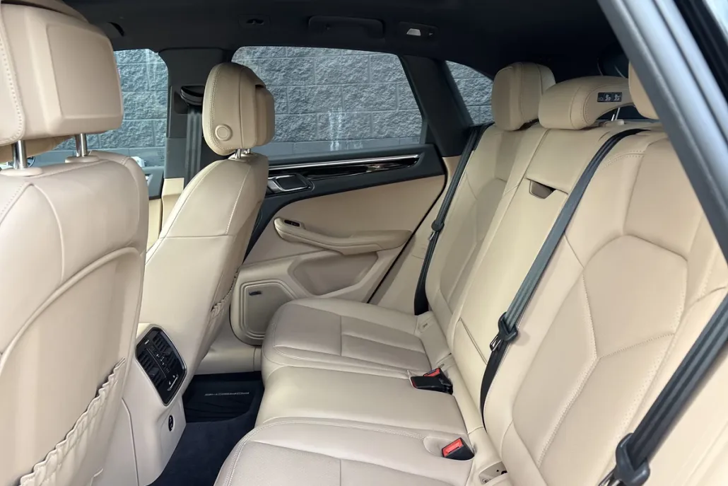 2025 Porsche Macan T photo 1