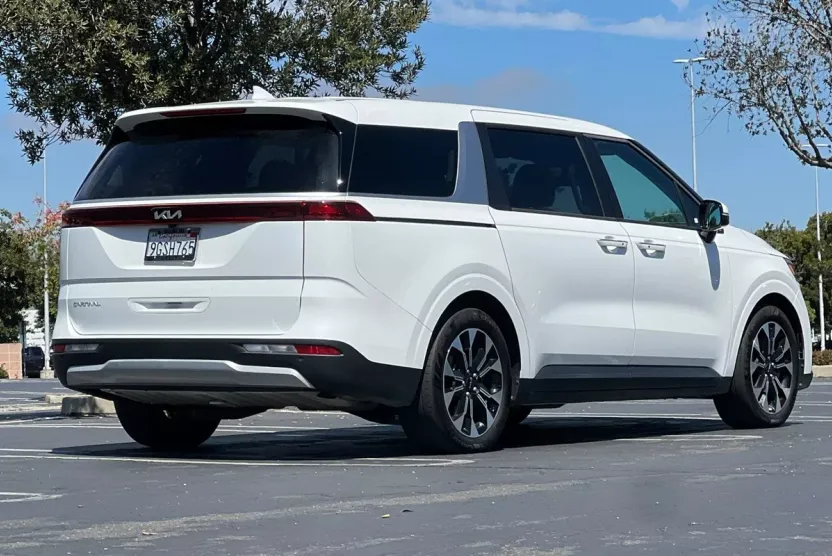 2024 Kia Carnival EX photo 1