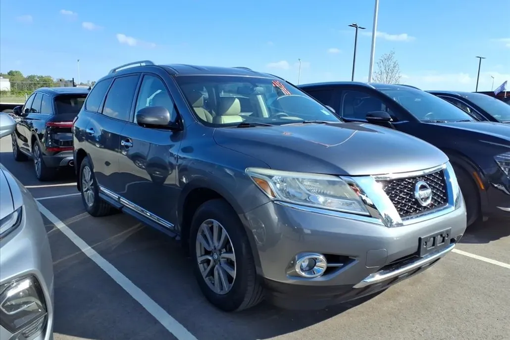 2016 Nissan Pathfinder SL photo 1