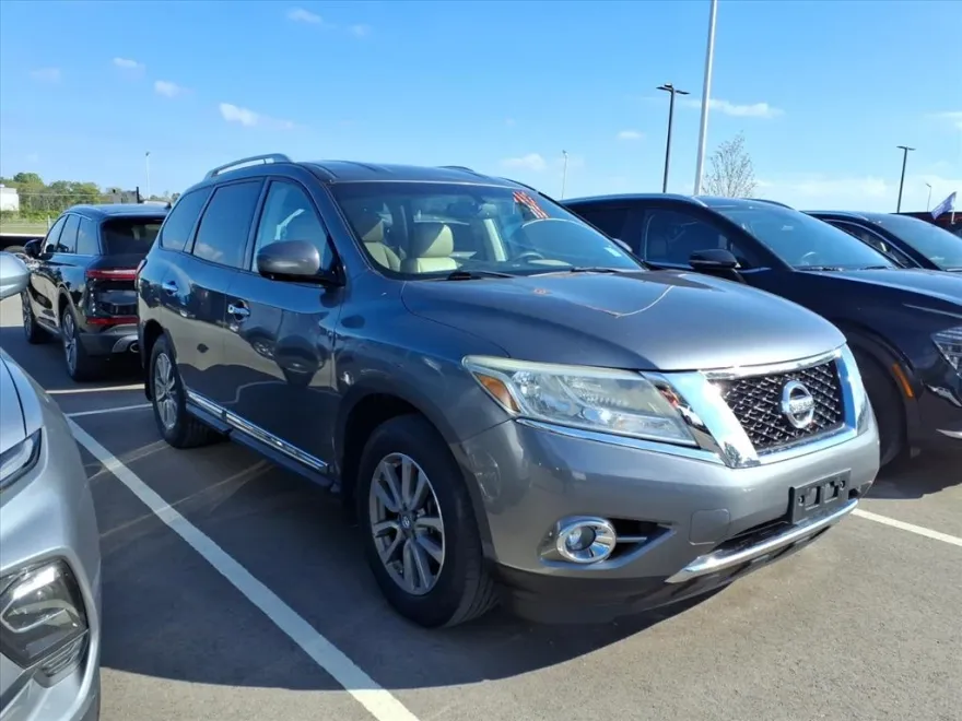 2016 Nissan Pathfinder SL photo 1