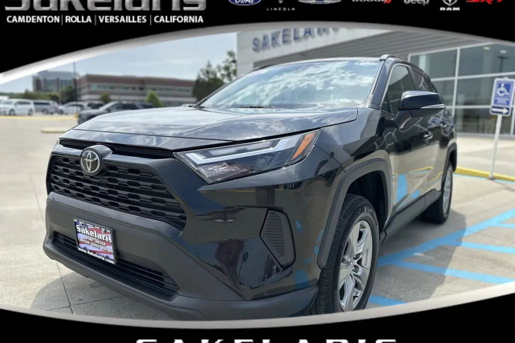 2023 Toyota RAV4 XLE photo 1