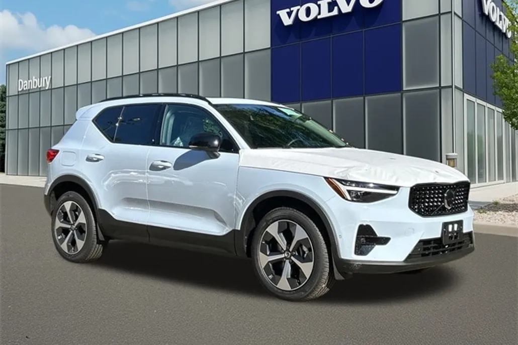 2026 Volvo XC40 Plus photo 1