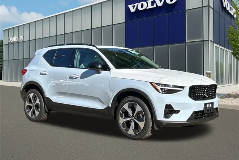 2026 Volvo XC40 Plus photo 1