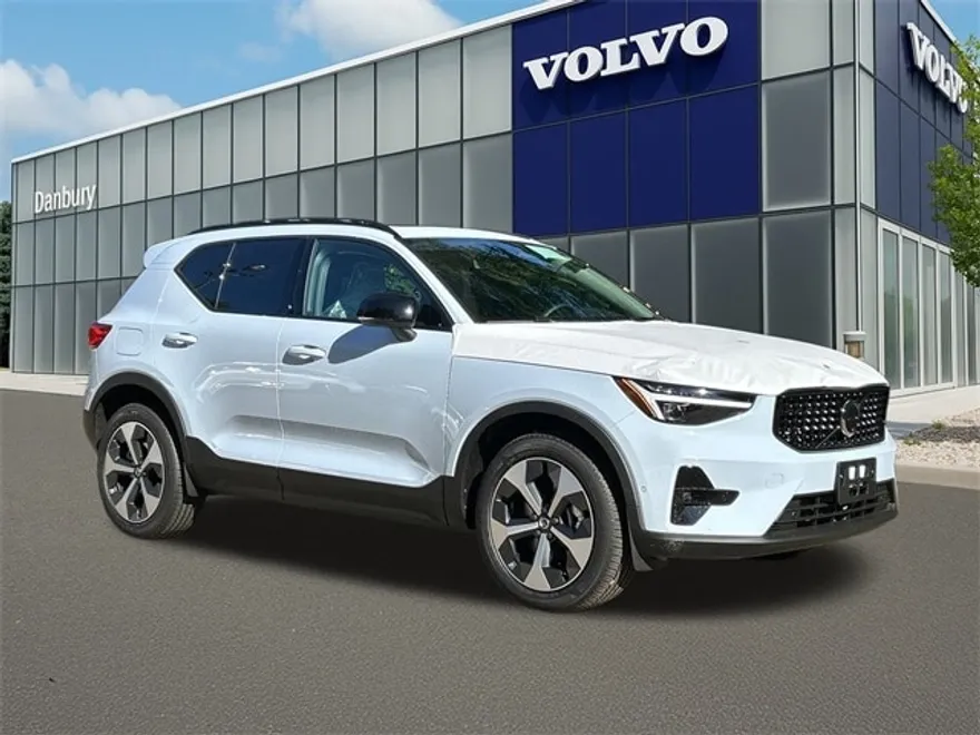2026 Volvo XC40 Plus photo 1