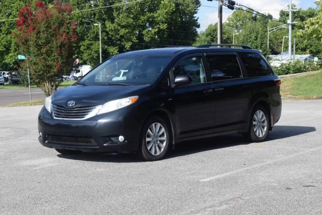 2017 Toyota Sienna XLE photo 1