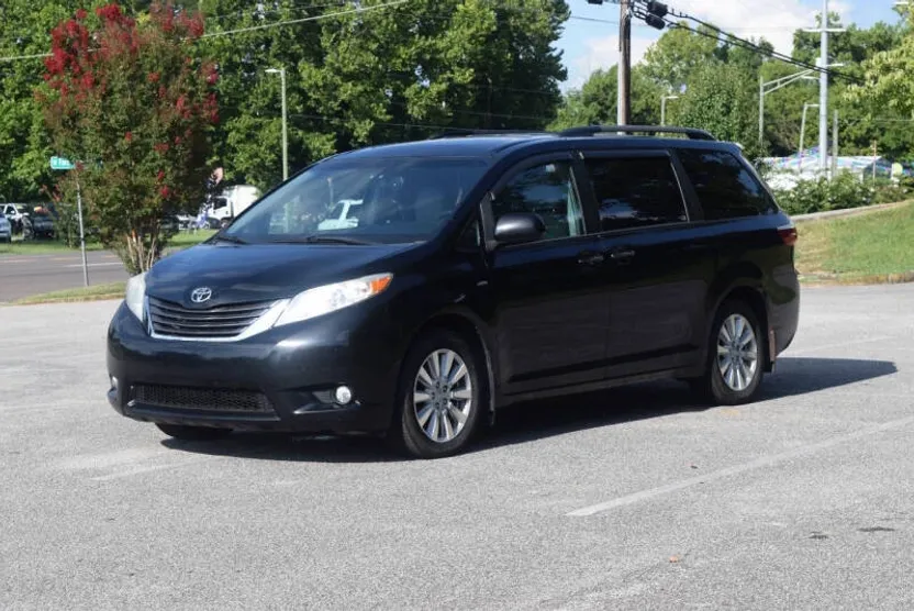 2017 Toyota Sienna XLE photo 1