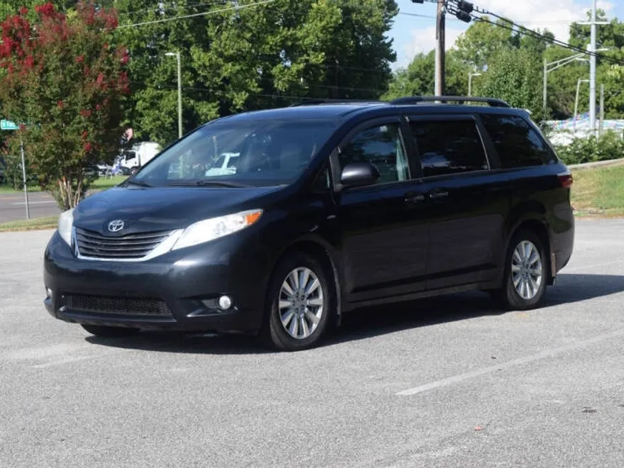 2017 Toyota Sienna XLE photo 1