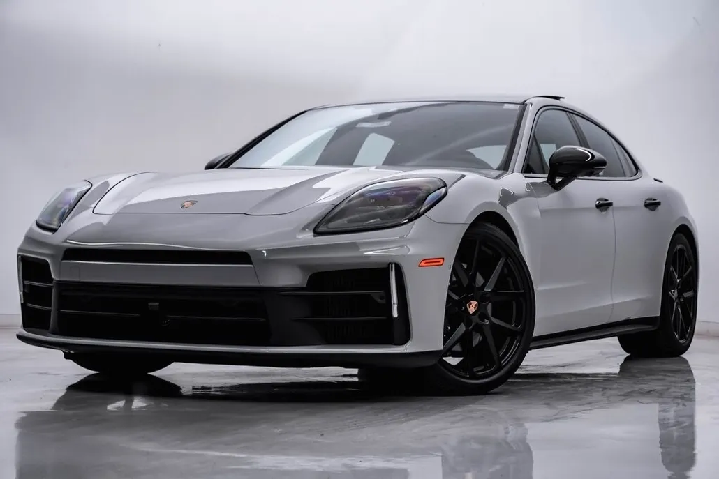 2025 Porsche Panamera 4 photo 1