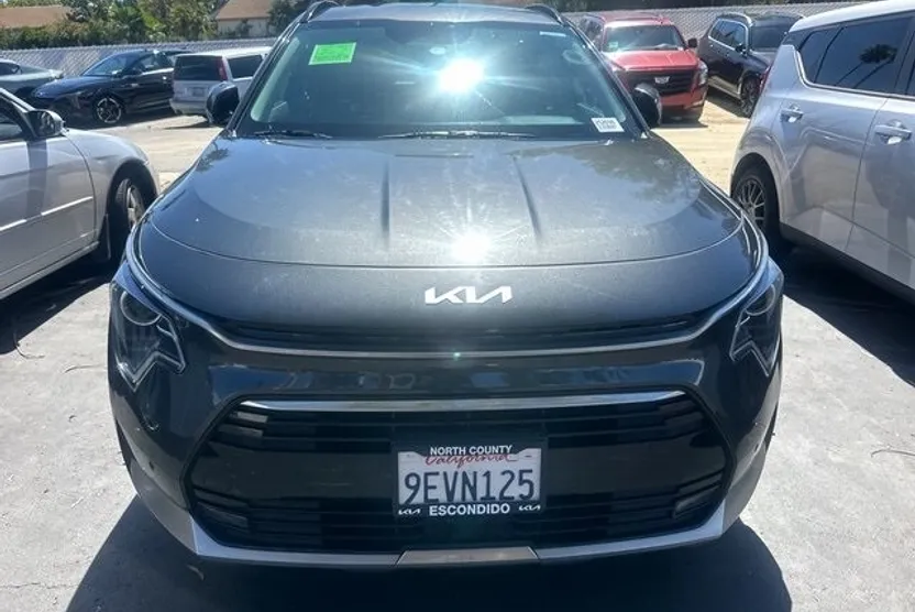 2023 Kia Niro SX photo 1