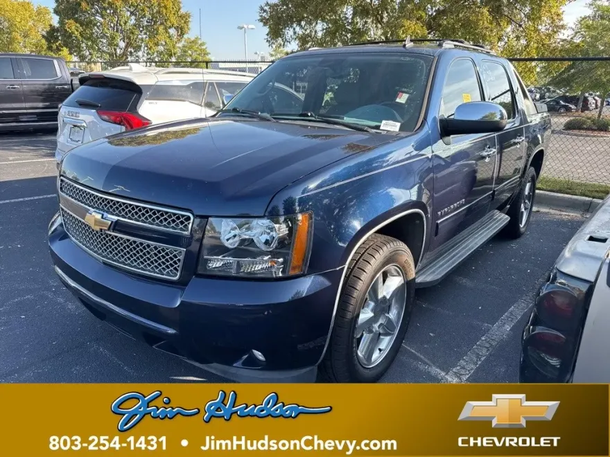 2011 Chevrolet Avalanche LT photo 1