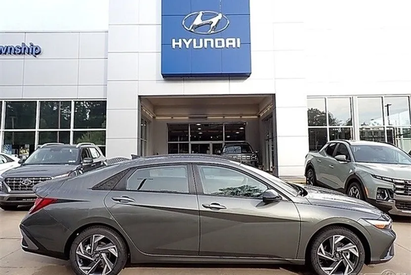 2025 Hyundai Elantra SEL Sport photo 1