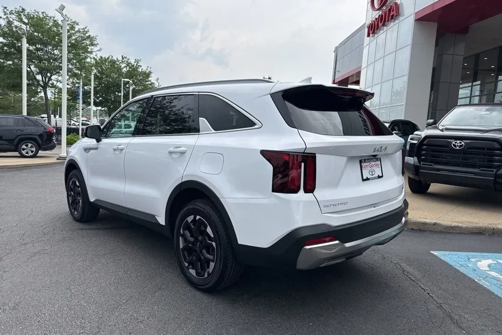 2024 Kia Sorento S photo 1