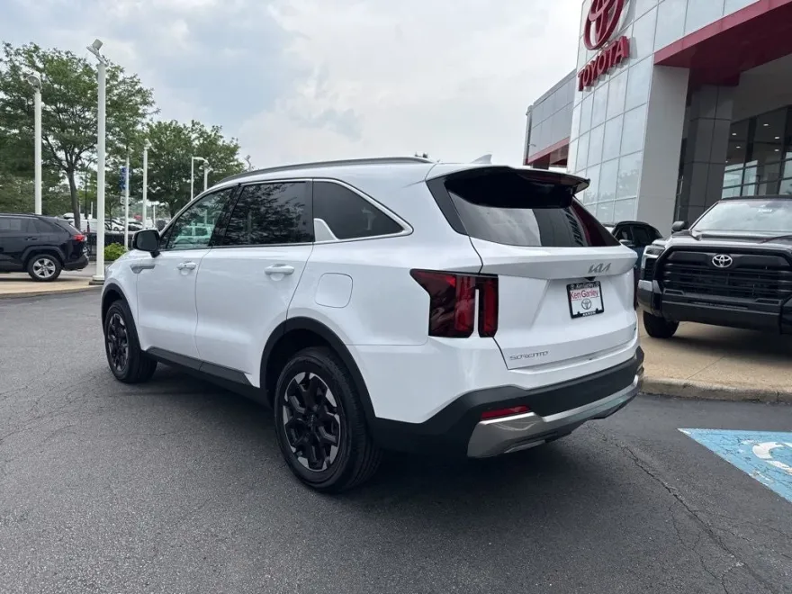 2024 Kia Sorento S photo 1